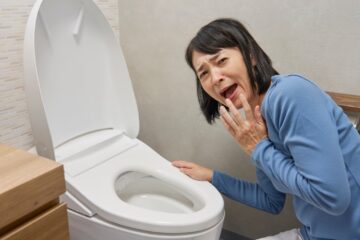トイレの臭いに驚く女性